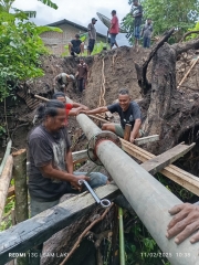 Perbaikan pipa transmisi distrbusi 6 mm oleh Mr. Hardi, Mr. Sole, Mr. Cambarano dan kawan kawan